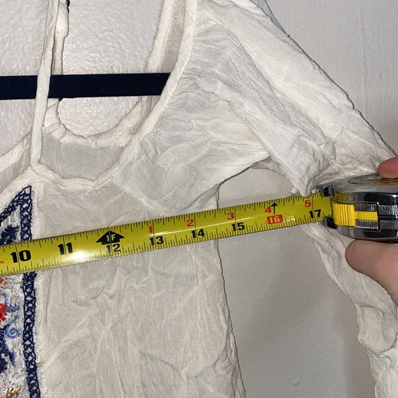 🎱White flowy off the shoulder with detailed pattern top! - Picture 5 of 6